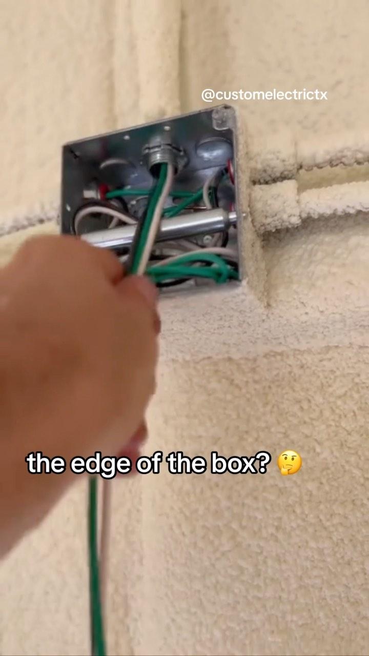 We got bushings to protect against connectors, but for the edge of the box what do you use? 🤔Use the Pullee for a snag free solution. Link in bio or get it from your local supply house. 
-
Cheers to @customelectrictx  go give them a follow! 
-
#pullee #rackatierstools #rackatiers #electrician #electricianlife #sparky #bluecollar #electricalcontractors #electricalcontractor #tradie #bluecollarlife #tradielife #commercialelectrician