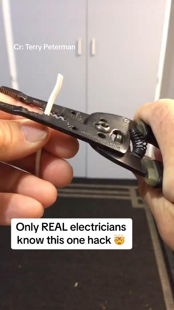 Check out this CRAZY hack!! Only professionals know it and now you do too!! Croc’s Wire Strippers got you covered for 14/2 and 12/2. Get em in the link in our bio. -
#rackatiers #rackatierstools #electricianlife #electrician #electricianhack #electricalcontractor #sparky #bluecollar #bluecollarlife #sparkylife #crocswirestrippers #crocs #wirestrippin #wirestripppers #apprentice